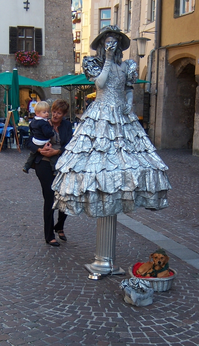 100_1713 small detail INNSBRUCK HUMAN STATUE.jpg - 282746 Bytes